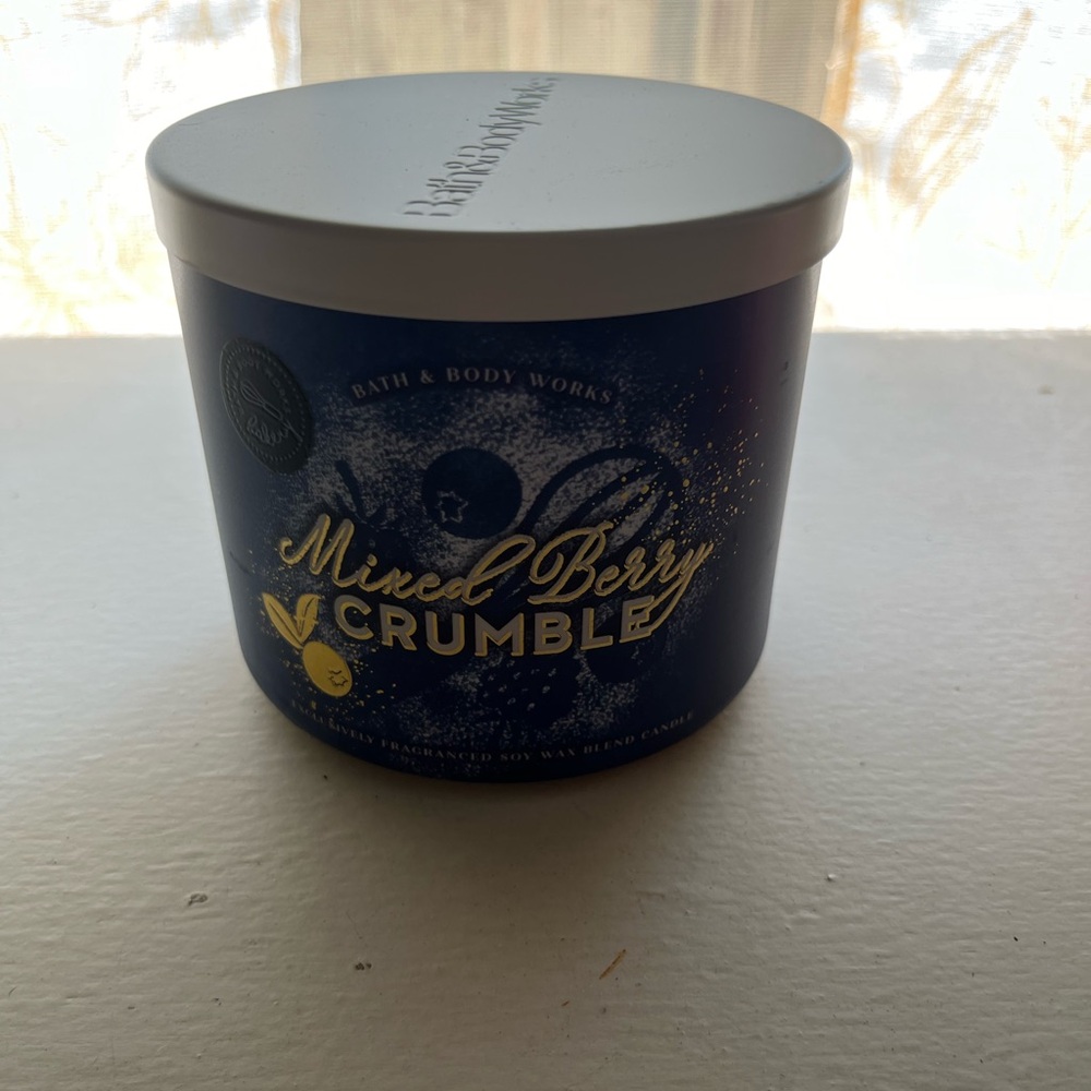 NEW! Bath & Body works Mixed Berry Crumble 3 wick